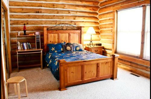 Lodge Waterfront Hidden Pines Log Cabin