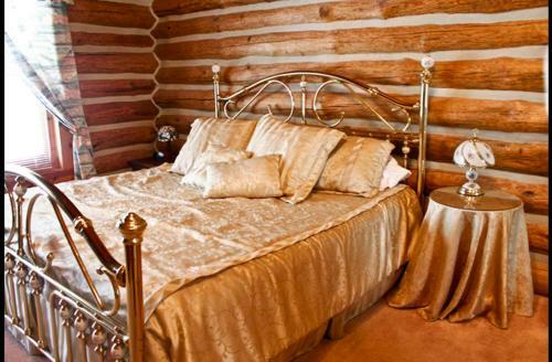 Lodge Waterfront Hidden Pines Log Cabin