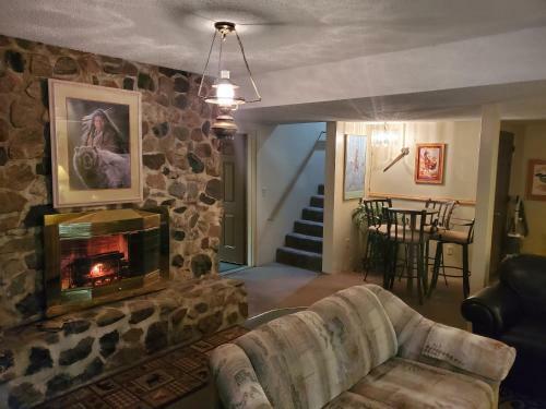 Lodge Waterfront Hidden Pines Log Cabin