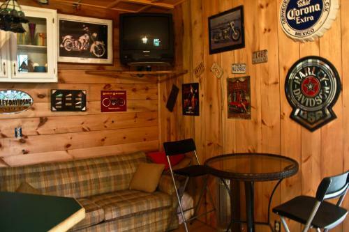 Lodge Waterfront Hidden Pines Log Cabin