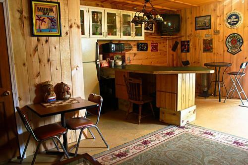 Lodge Waterfront Hidden Pines Log Cabin