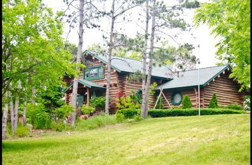 Lodge Waterfront Hidden Pines Log Cabin
