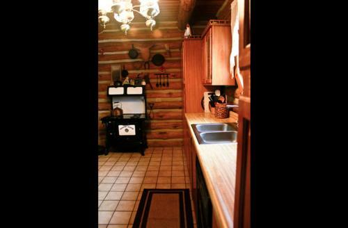 Lodge Waterfront Hidden Pines Log Cabin