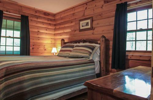 Pine Creek - Hocking Hills Cabin