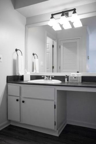 Hotel Cloverleaf Suites Overland Park
