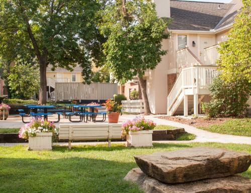 Hotel Cloverleaf Suites Overland Park