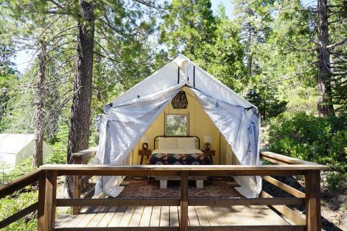Shaver Lake Village Hotel