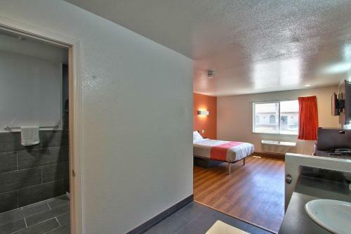 Hotel Coastal Valley Inn - Monterey