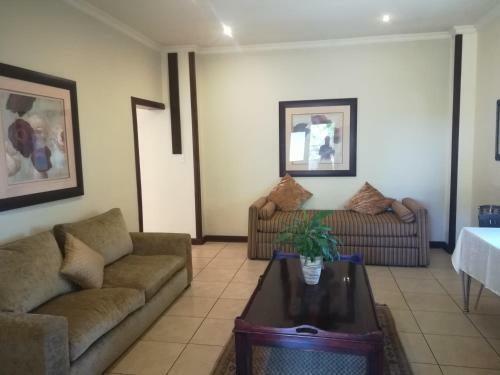 Hostal Moon And Sixpence Garden Guest House
