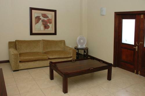 Hostal Moon And Sixpence Garden Guest House