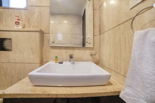 Fabhotel Galaxy Patel Nagar