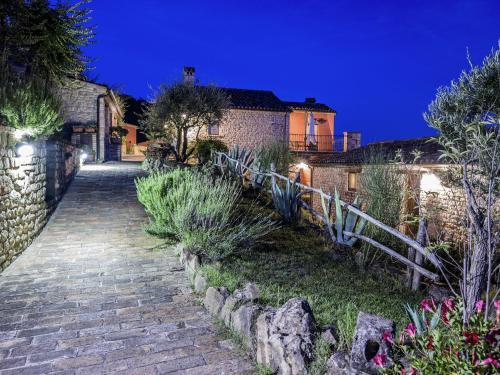 Splendid Apartment With Pool In Monte San Martino
