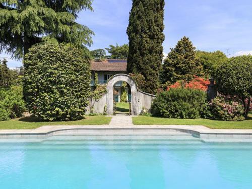 Lesa Villa Sleeps 8 Pool Air Con Wifi