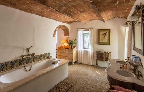 Lucarelli Villa Sleeps 9 Wifi
