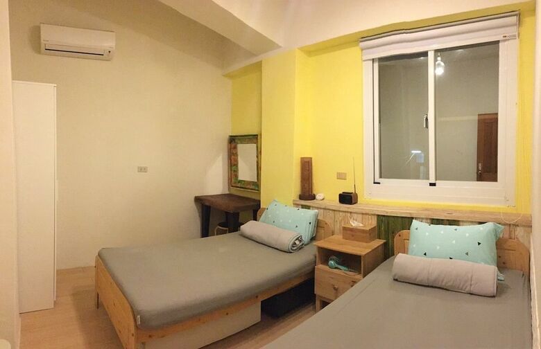Hotel Back To Real Hostel