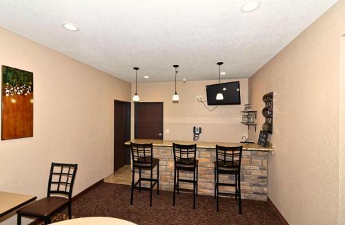 Hotel Cobblestone Inn & Suites - Clarion