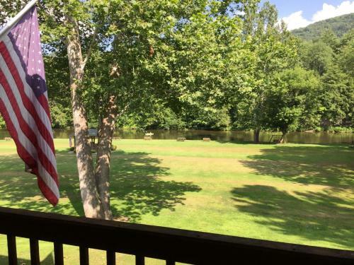Hotel Rough Cut Lodge