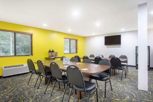 Hotel Americinn By Wyndham Delafield