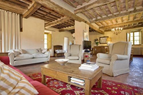 Bozzano Villa Sleeps 10 Wifi