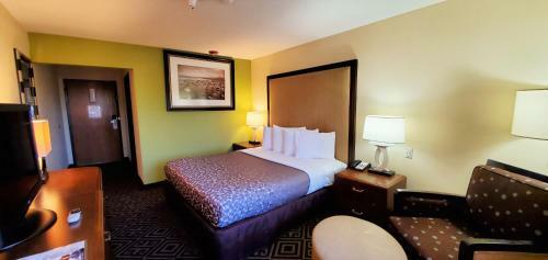 Motel Travel Inn And Suites
