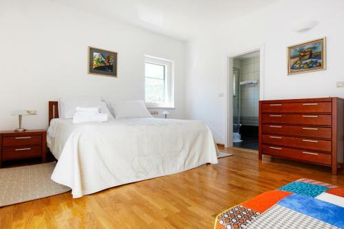Zupa Villa Sleeps 6 Pool Air Con Wifi