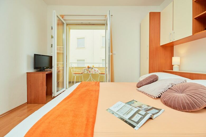 Apartments Zelic Tucepi