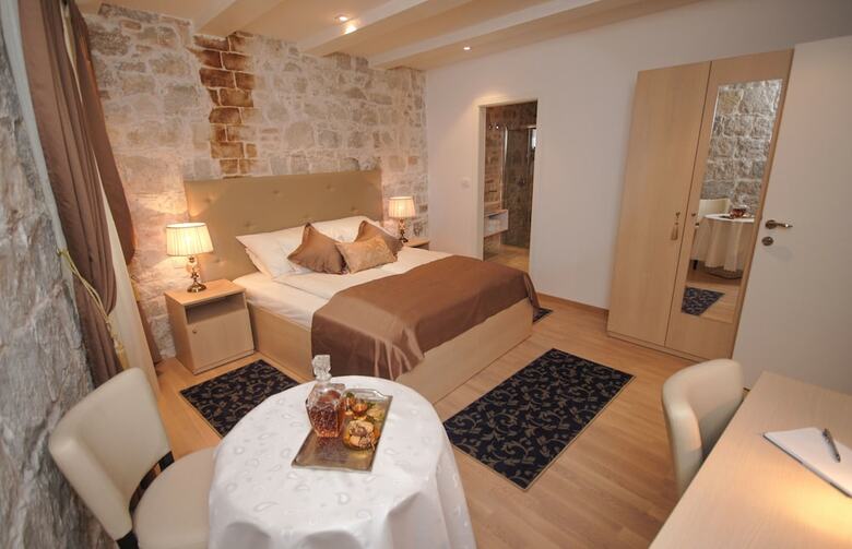 Hostal Lanterna Rooms