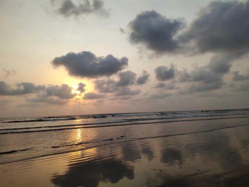 Hotel Whistling Waves Beach Resort