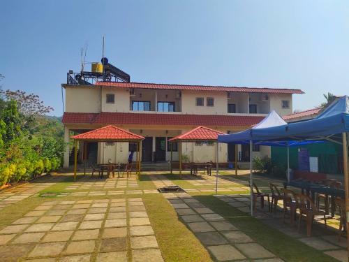Hotel Whistling Waves Beach Resort