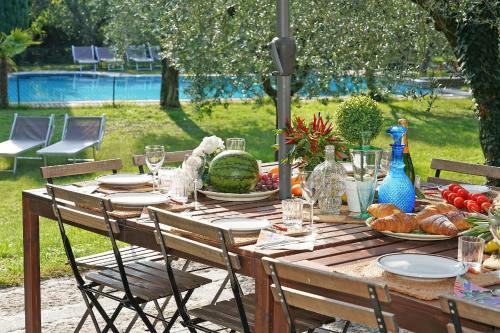 Villa Clara, Large Villa With Private Pool Steps From The Beach