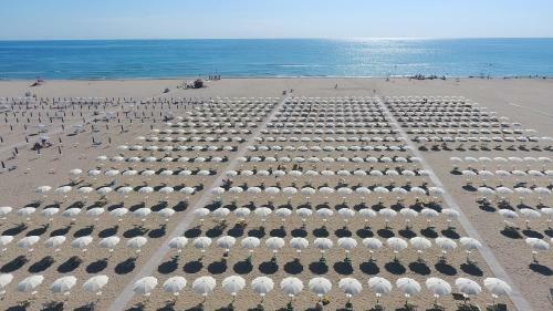 Albatross Mobile Homes On Camping Mare E Pineta