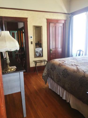 Bed & Breakfast Oakland Manor House Inn