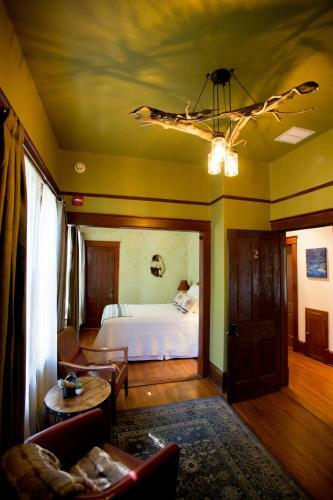 Bed & Breakfast Oakland Manor House Inn