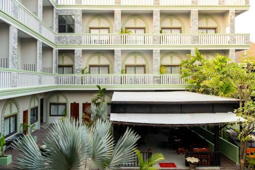 Hotel Reveal Courtyard In Reveal Angkor