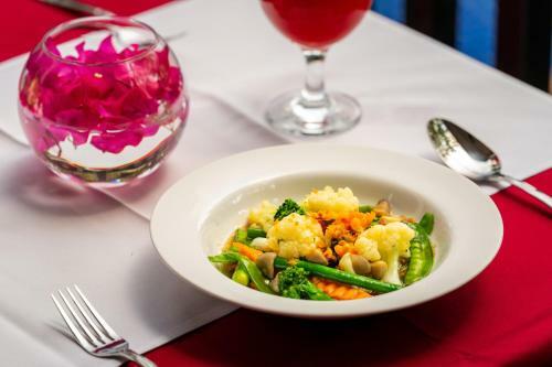 Hotel Reveal Courtyard In Reveal Angkor