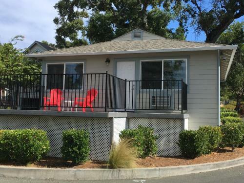 Hotel Clear Lake Cottages & Marina