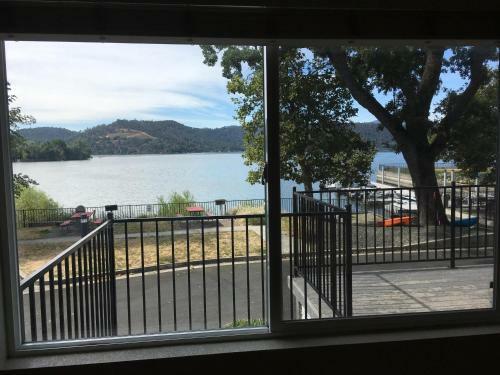 Hotel Clear Lake Cottages & Marina