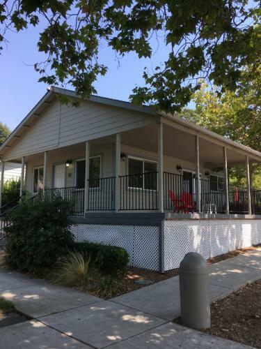 Hotel Clear Lake Cottages & Marina
