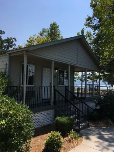 Hotel Clear Lake Cottages & Marina