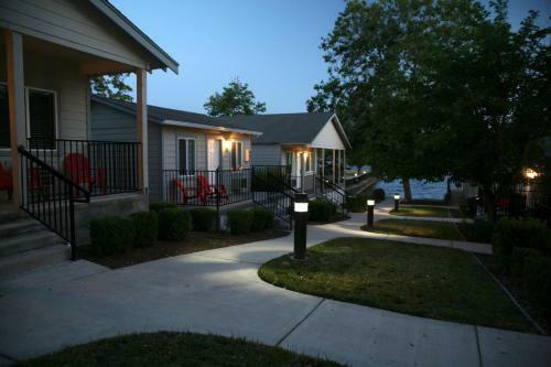 Hotel Clear Lake Cottages & Marina