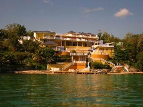 Hotel Moxons Beach Club