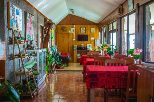 Lodge Hostal Y Caba�as Tojika