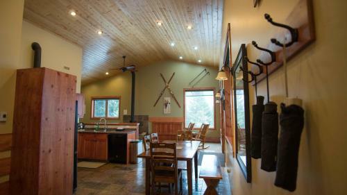 Lodge Cedar House Restaurant & Chalets