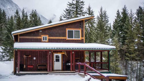 Lodge Cedar House Restaurant & Chalets