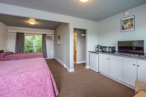 Castaway Motel