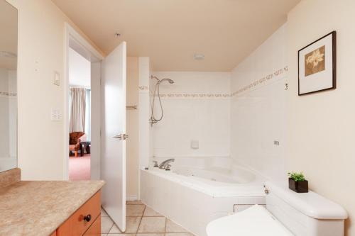 Cozy Apartment Near Minoru Park