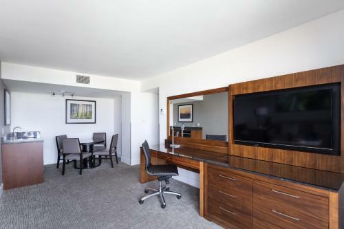 Doubletree By Hilton Hotel & Suites Victoria