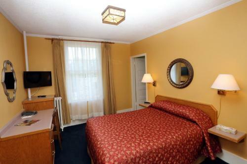 James Bay Inn Hotel, Suites & Cottage