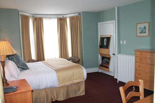 James Bay Inn Hotel, Suites & Cottage