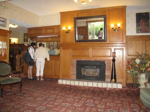 James Bay Inn Hotel, Suites & Cottage